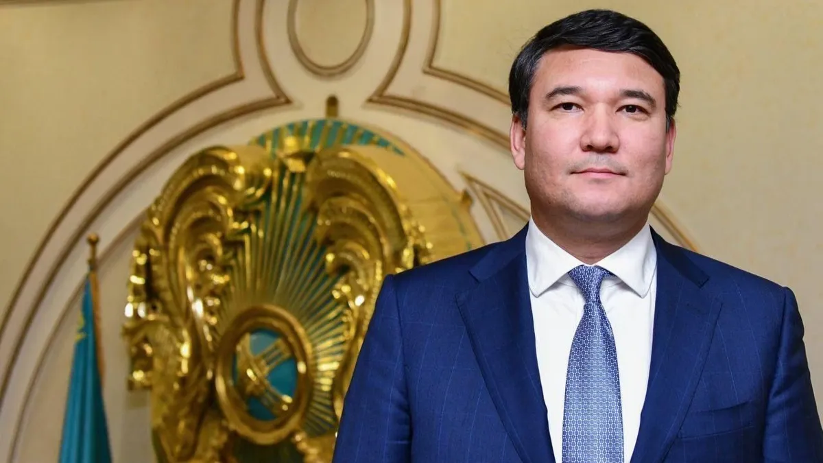  Председатель Комитета по инвестициям МИД РК Габидулла Оспанкулов на фоне герба