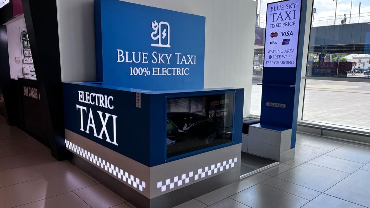Стойка Blue Sky Taxi в аэропорту Алматы Стойка Blue Sky Taxi в аэропорту Алматы