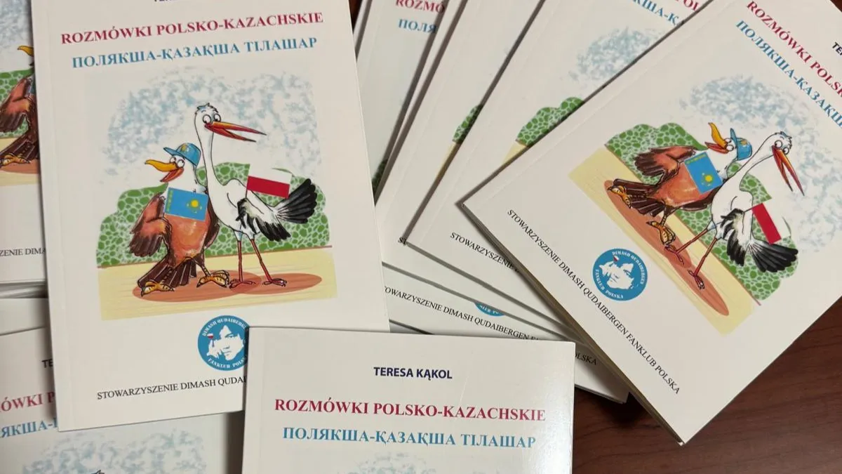 Польско-казахский разговорник, который выпустил фан-клуб Димаша Кудайбергена Белая книга с картинками орла и аиста