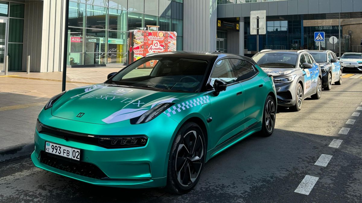 Электромобиль Blue Sky Taxi в аэропорту Алматы Электромобиль Blue Sky Taxi на фоне аэропорта Алматы