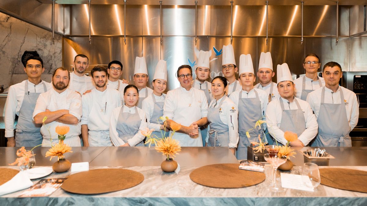 Команда ресторана Selfie Astana и шеф Вики Хёнес Команда ресторана Selfie Astana и шеф Вики Хёнес