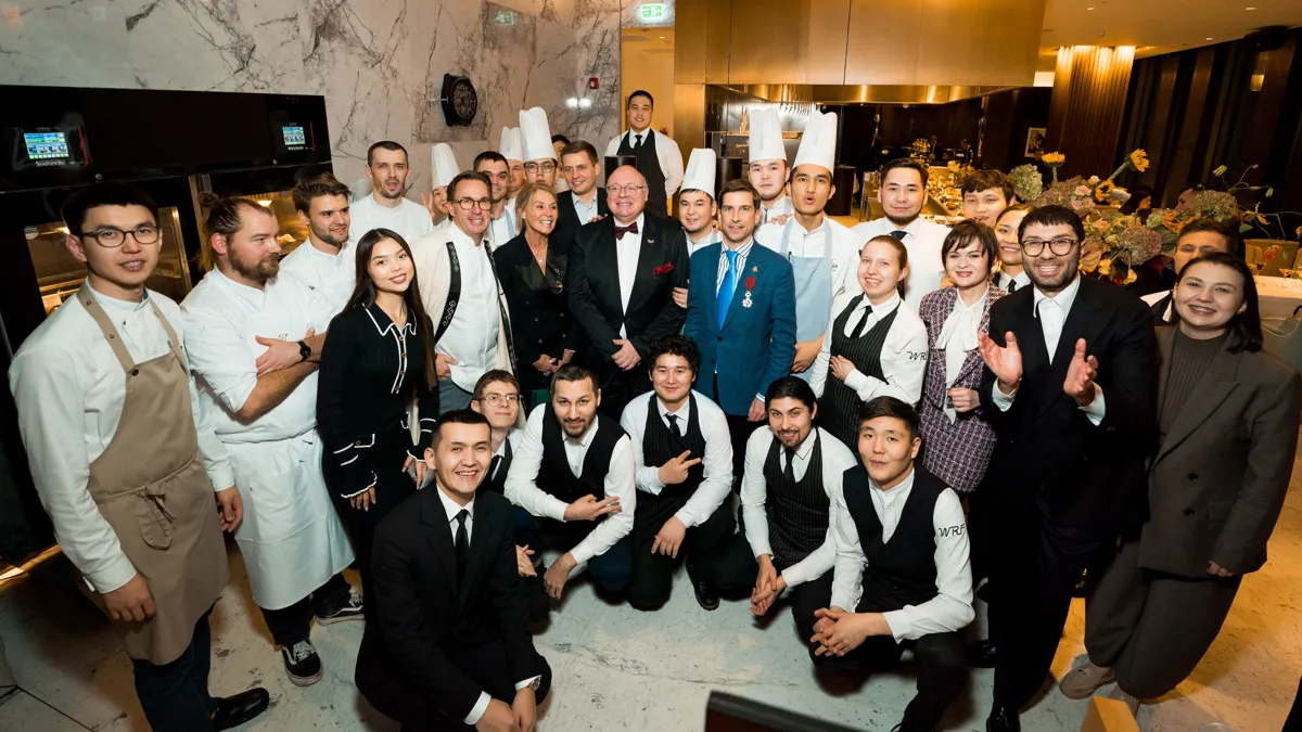Команда ресторана Selfie Astana и команда шефа Вики Хёнеса Команда ресторана Selfie Astana и команда шефа Вики Хёнеса