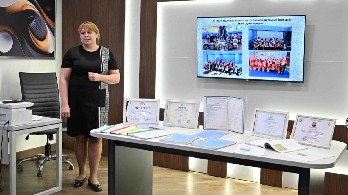 дипломы на столе, телевизор на стене