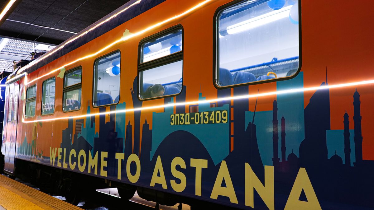 Поезд с надписью Welcome to Astana