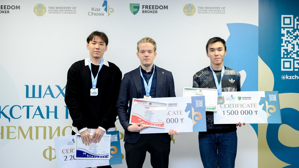 Призёры чемпионата Казахстана - 2024 по классическим шахматам среди мужчин (слева направо): Жандос Агманов, Денис Махнёв и Абильмансур Абдильхаир Жандос Агманов, Денис Махнёв и Абильмансур Абдильхаир, на награждении с медалями и грамотами