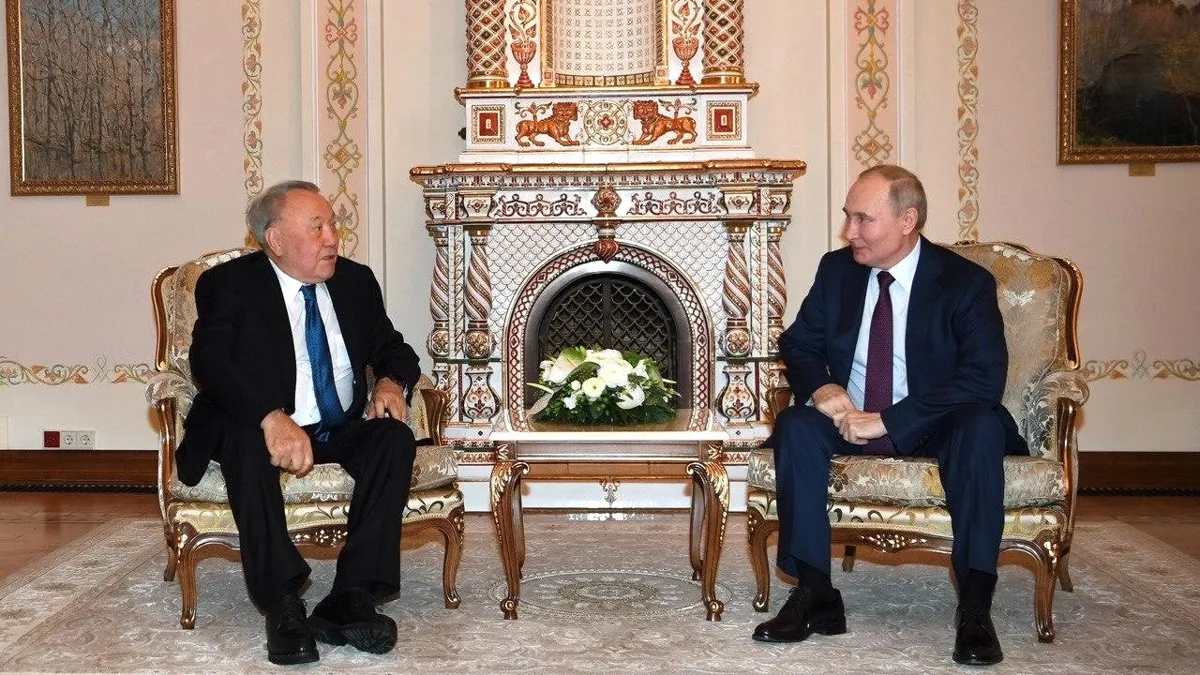 Нурсултан Назарбаев и Владимир Путин Нурсултан Назарбаев и Владимир Путин сидят на стульях рядом со столиком