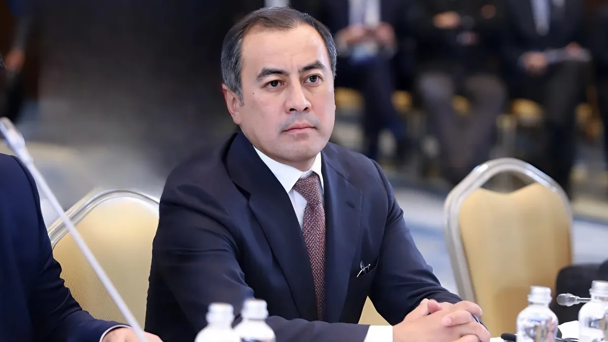 Аллен Чайжунусов Аллен Чайжунусов, глава KazakhExport, сидит за столом