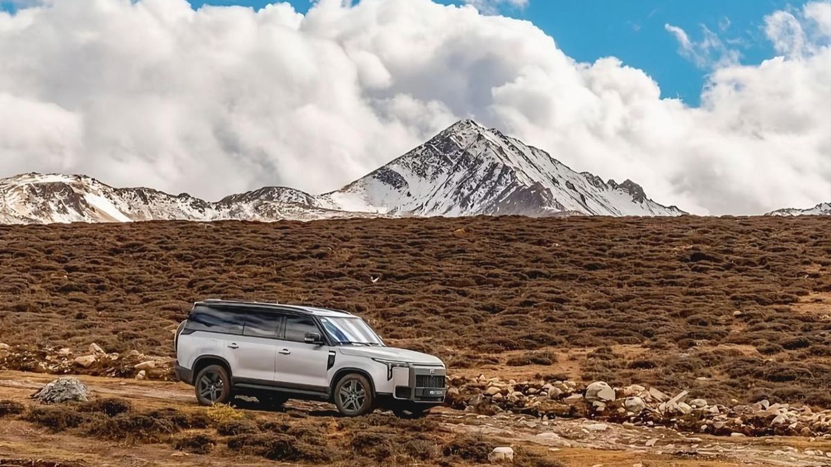 ROX 01 готов к любым испытаниям Автомобиль ROX 1 в поле на фоне гор