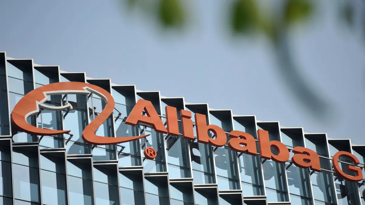 Логотип Alibaba Group на крыше офисного здания в городе Шэньчжэнь, провинция Гуандун Логотип Alibaba Group на крыше офисного здания в городе Шэньчжэнь, провинция Гуандун
