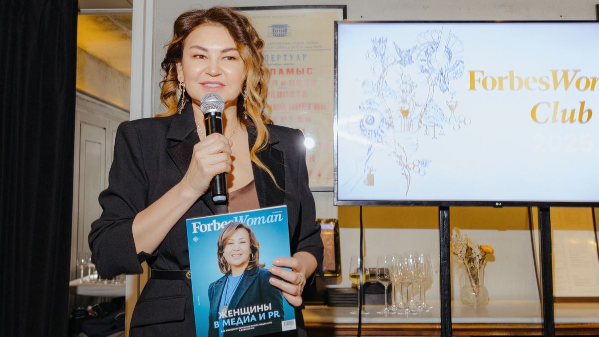 Зульфия Хайбуллина с журналом Forbes Woman в руках 
