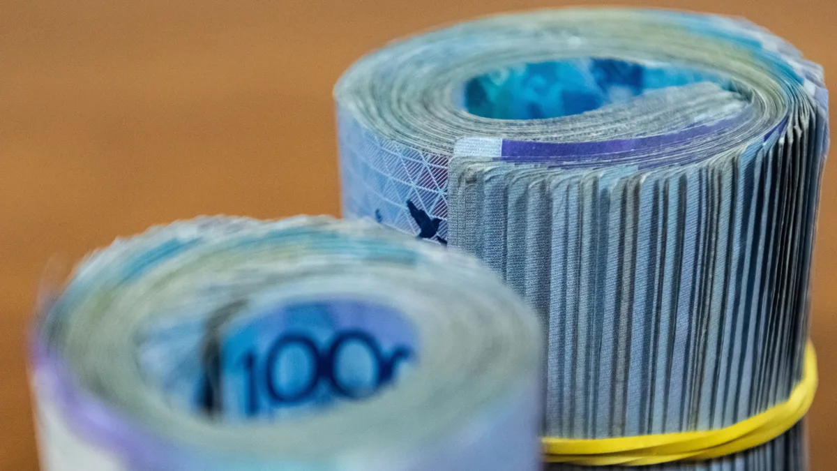 Тенге, купюры 10000