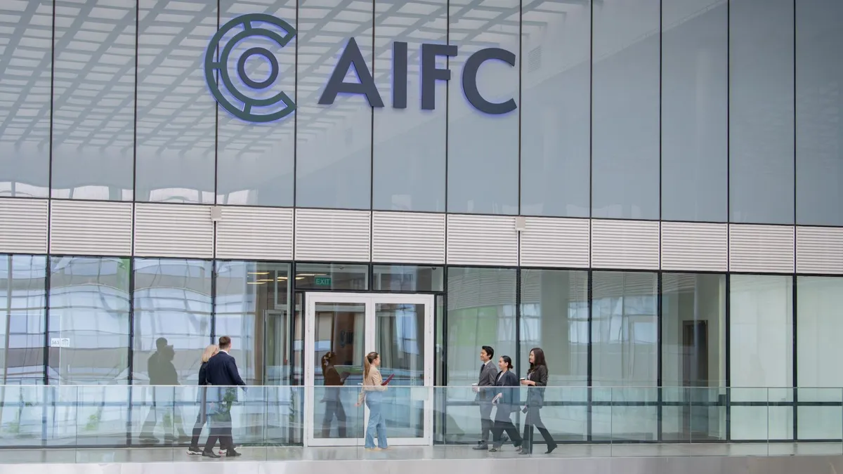 Здание с логотипом AIFC