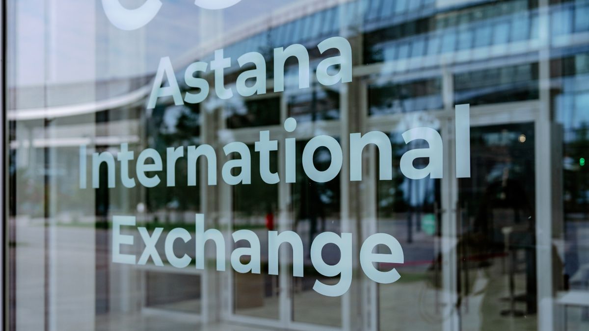 Надпись Astana International Exchange на стекле