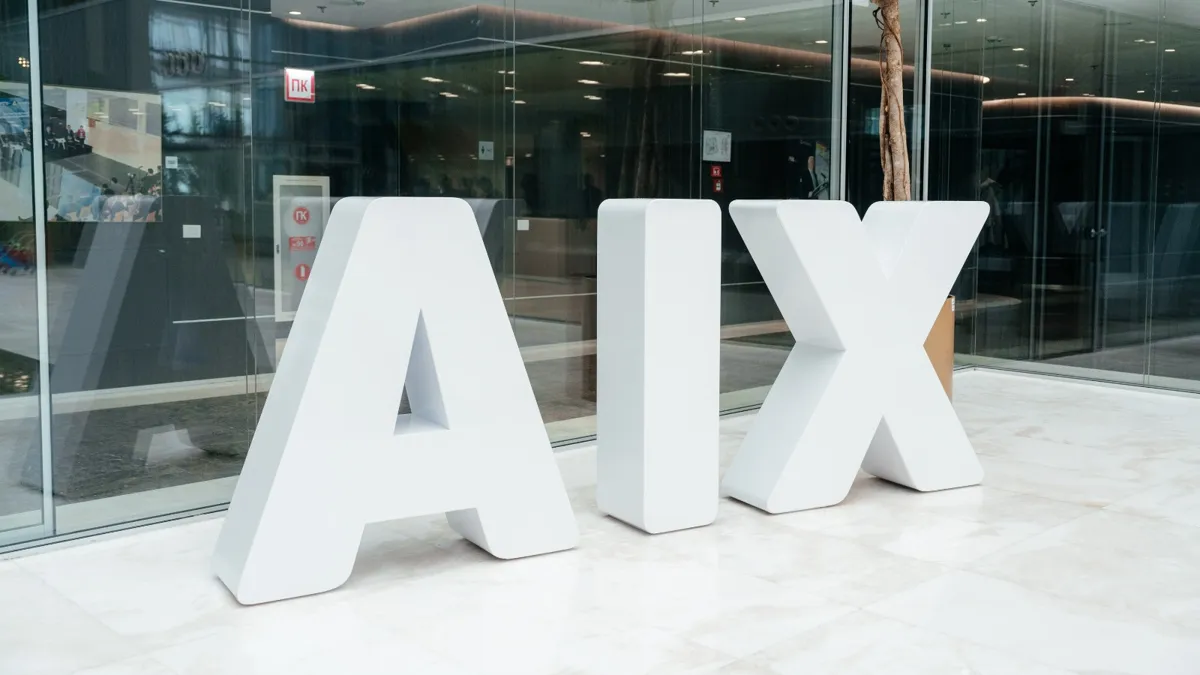 На AIX выпустили казахстанский сукук Логотип AIX большими белыми буквами, стоит на полу