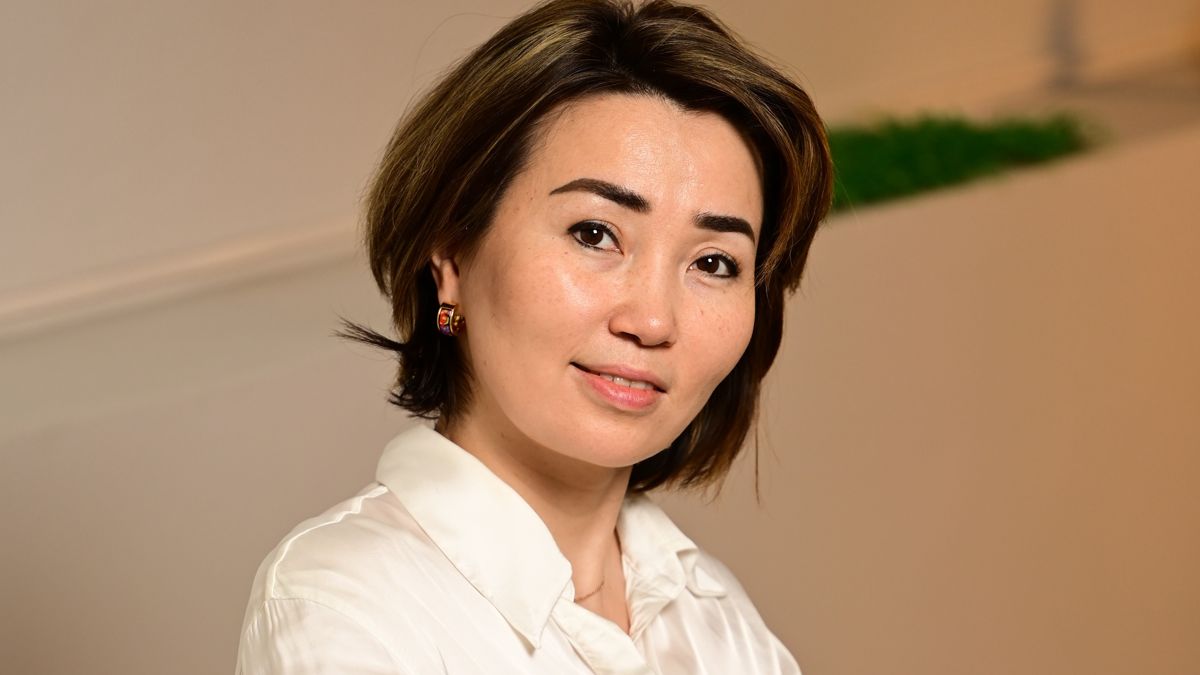 Дана Токмурзина, портрет в белой блузе