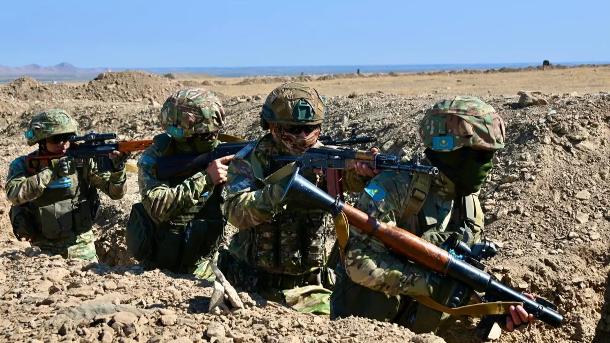 Военные учения Военные учения, солдаты в шлемах и камуфляже в окопе