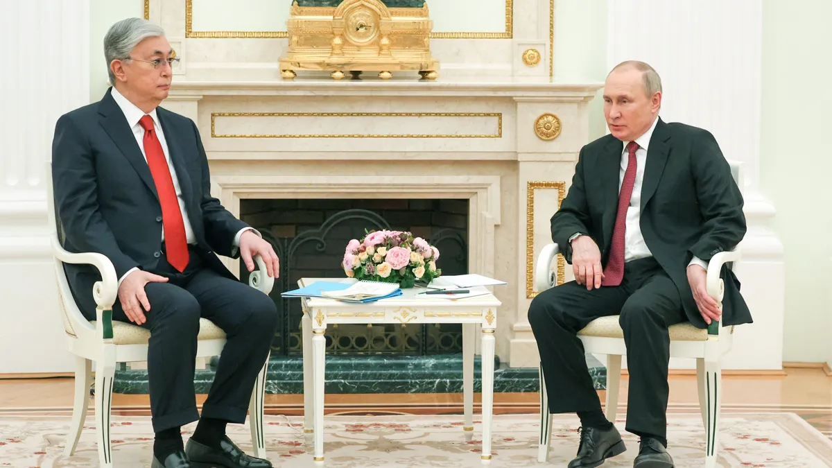Касым-Жомарт Токаев с Владимиром Путиным Президент Казахстана Касым-Жомарт Токаев 3 июля провел встречу с президентом России Владимиром Путиным в Акорде
