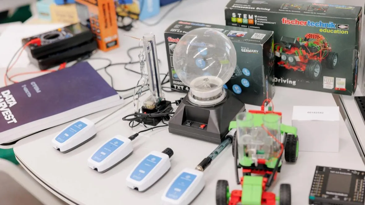 Оборудование в школе - лампа и электроприборы на столе