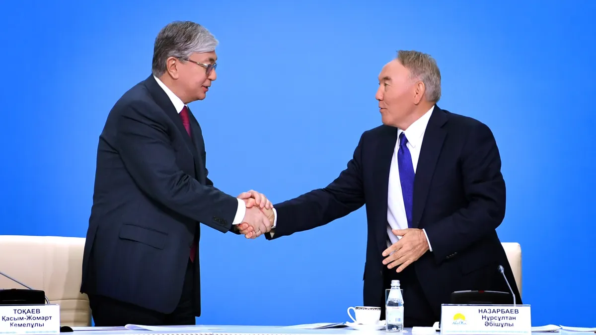 Касым-Жомарт Токаев и Нурсултан Назарбаев на XIX внеочередном съезде партии «Nur Otan» в апреле 2019 года Касым-Жомарт Токаев и Нурсултан Назарбаев на XIX внеочередном съезде партии «Nur Otan» в апреле 2019 года