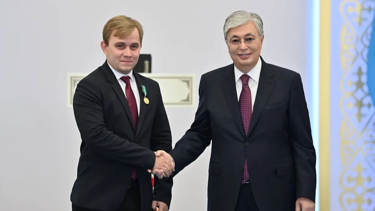Никита Шаталов и Касым-Жомарт Токаев в октябре 2022 года Никита Шаталов и Касым-Жомарт Токаев в октябре 2022 года