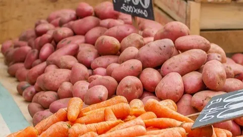картофель на базаре, продажа овощей, морковь, картошка