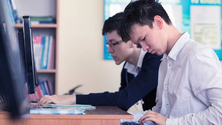 Школьники казахстанские сидят за компьютерами в школе