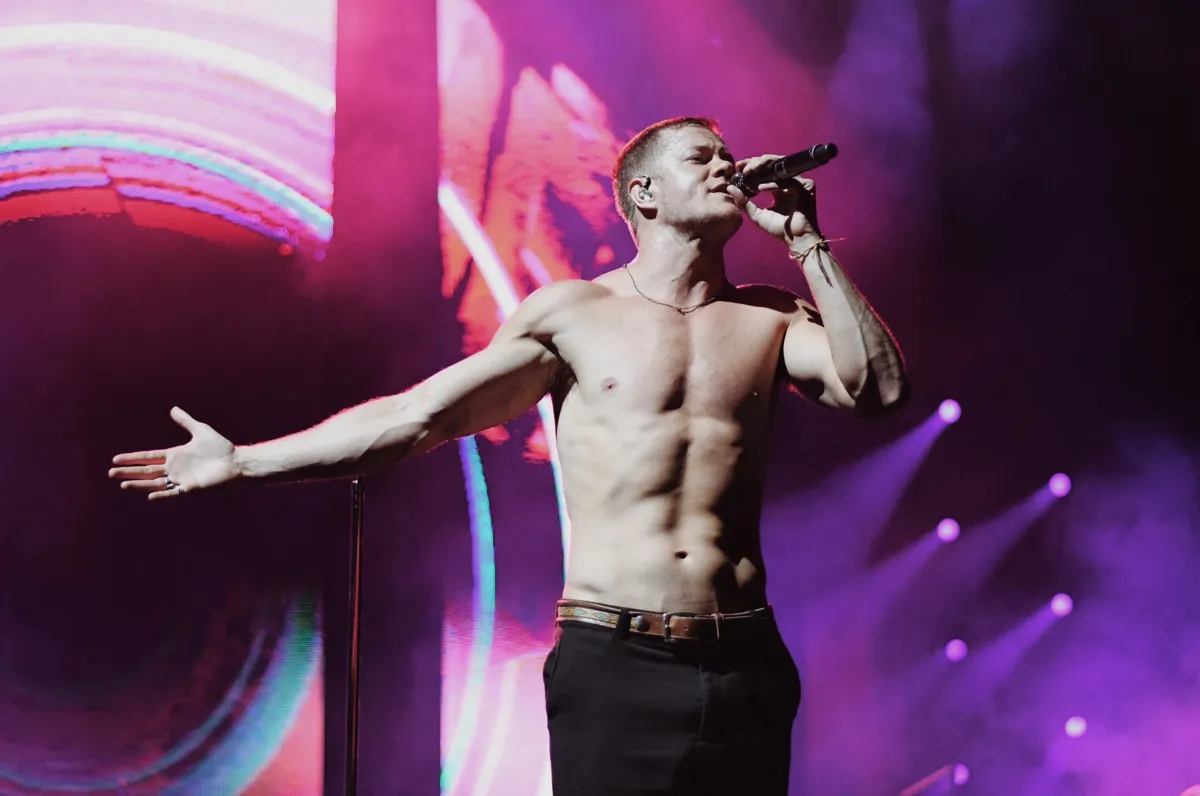 Солист Imagine Dragons Дэн Рейнольдс, который любит выступать топлес Солист Imagine Dragons Дэн Рейнольдс выступать топлес