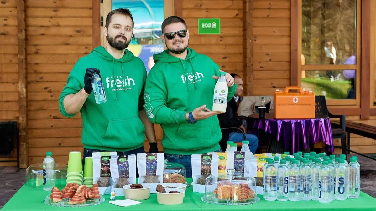 CMO Airba Fresh Артемий Овчаренко, бренд-шеф Airba Fresh Антон Щербаков Мужчины в зеленых худи показывают бакалейные продукты