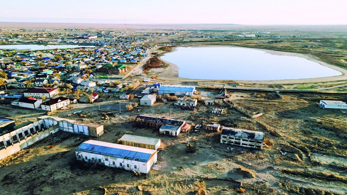 Жителей здесь почти в два раза меньше, чем было «при море», и могло бы быть еще меньше, не помогай государство районам, обозначенным как зона экологического бедствия, материально — все бюджетники получают 50-процентную «экологическую» надбавку к зарплате Как в Приаралье пытаются исправить то, что произошло при отцах и дедах