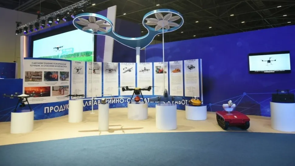 Дроны, которые выпускает Yesil Technology Company Дроны, которые выпускает Yesil Technology, образцы на выставочных стойках