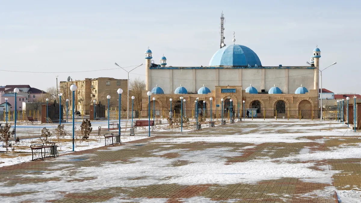 Вид на мечеть в Жанаозене зимой