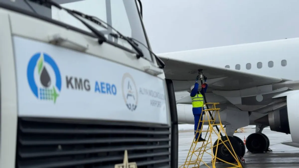 В КМГ рассказали о планах «дочки» На переднем плане — «Камаз» с логотипом KMG Aero, на заднем — самолет и человек