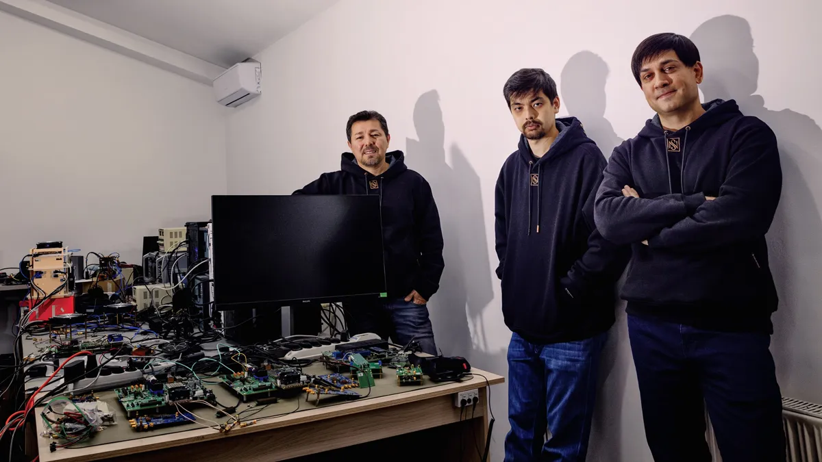 Кофаундеры Uniblock VR (Назим Палташев, Абылай Саргаскаев, Аскар Хамидов) Трое мужчин стоят возле электронных и компьютерных деталей