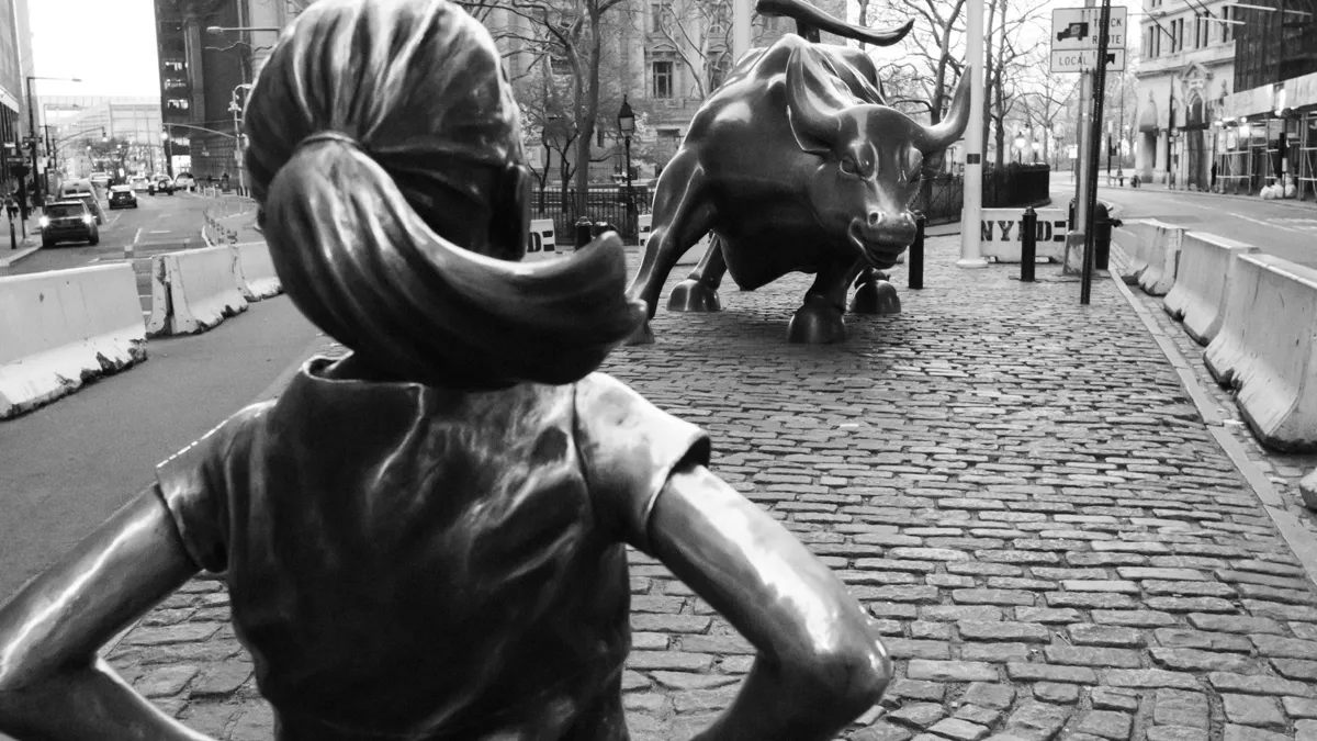 Уолл-стрит, девочка и бык, биржа, акции, облигации США
