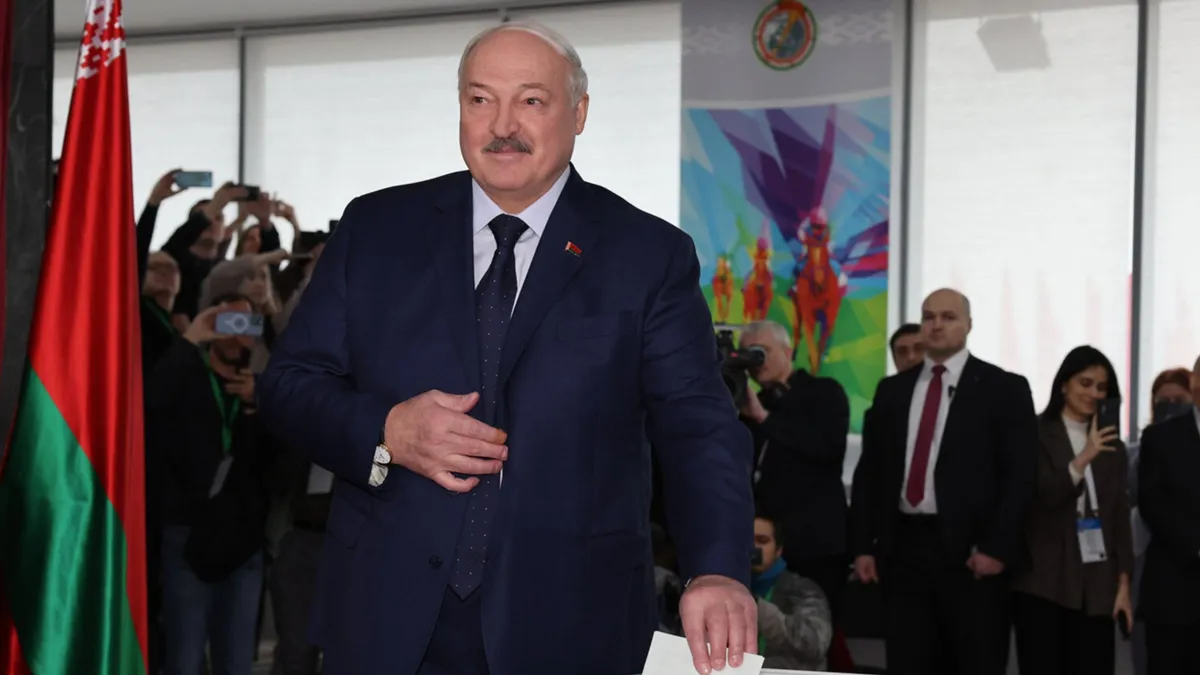 Александр Лукашенко голосует на выборах Александр Лукашенко голосует на выборах