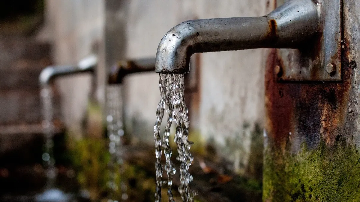Кран с текущей водой, нехватка воды, коммунальные тарифы, ржавый кран с водой