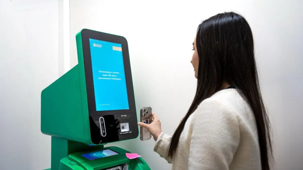 Девушка сканирует QR-код в автокассе, касса в магазине,финансовые услуги, Halyk