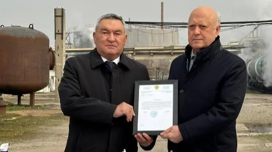Валихан Туреханов и Нурмахмад Ахмадзода, держат сертификат на мазут