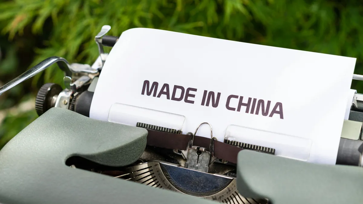 Печатная машинка и надпись на бумаге Made in China