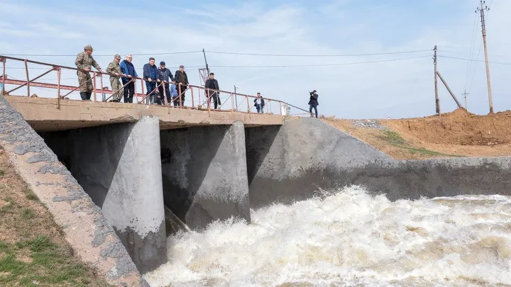 спуск воды в водохранилище, плотина