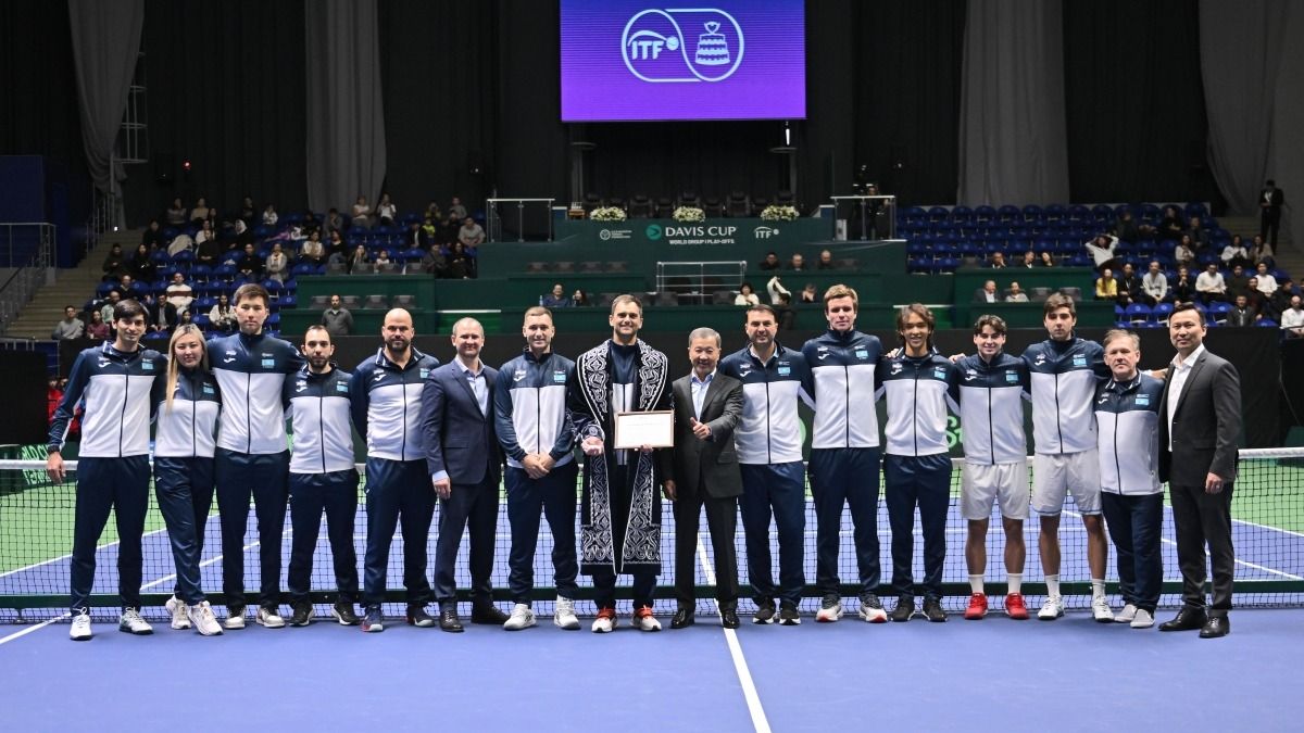 Перед началом второго игрового дня состоялись проводы из Большого тенниса игрока сборной Казахстана (2014–2024) Александра Недовесова Проводы из Большого тенниса игрока сборной Казахстана (2014–2024) Александра Недовесова, спортсмены стоят в ряд