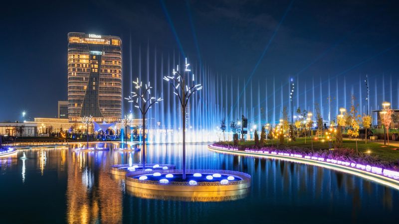 Ташкентский городской парк ночью, танцующий фонтан, подсветка