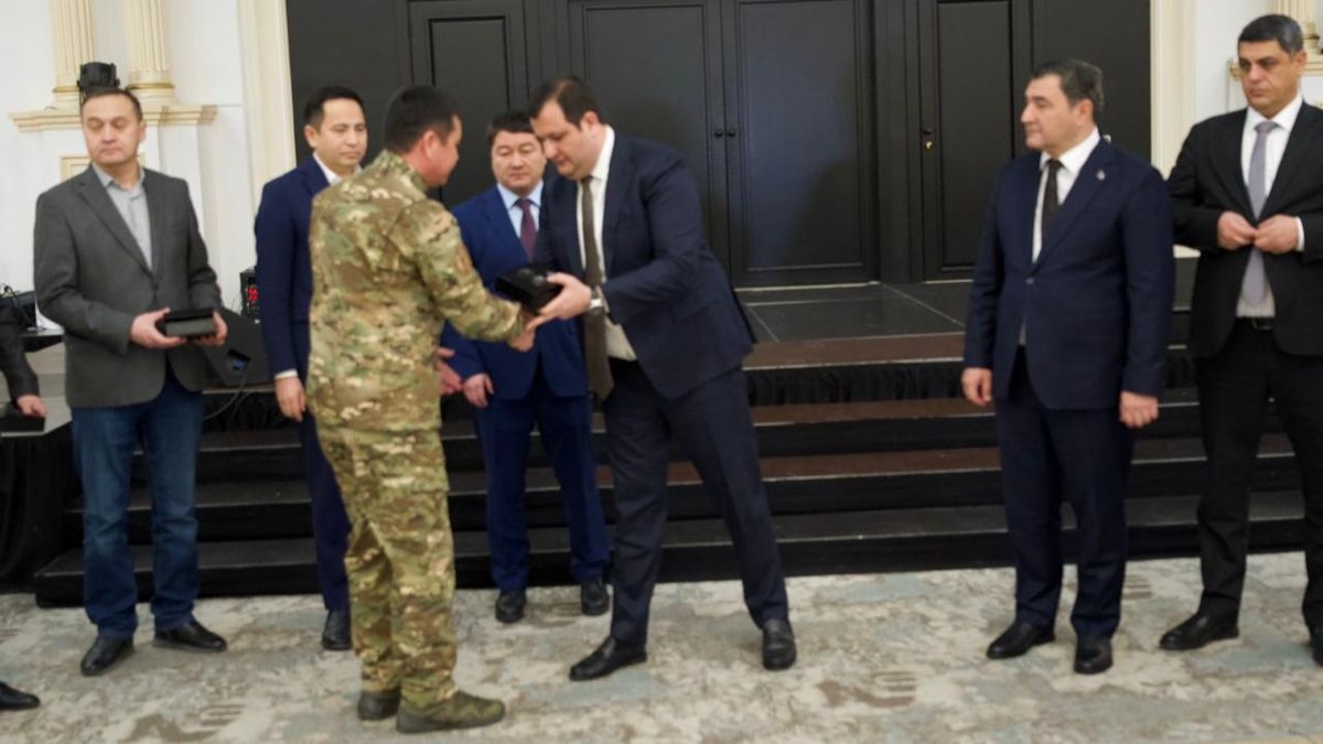 Вручение подарков сотрудникам чрезвычайных служб