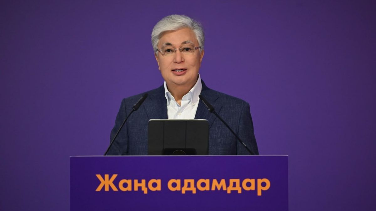 Касым-Жомарт Токаев на трибуне молодежного форума Касым-Жомарт Токаев на трибуне молодежного форума 8 февраля 2025
