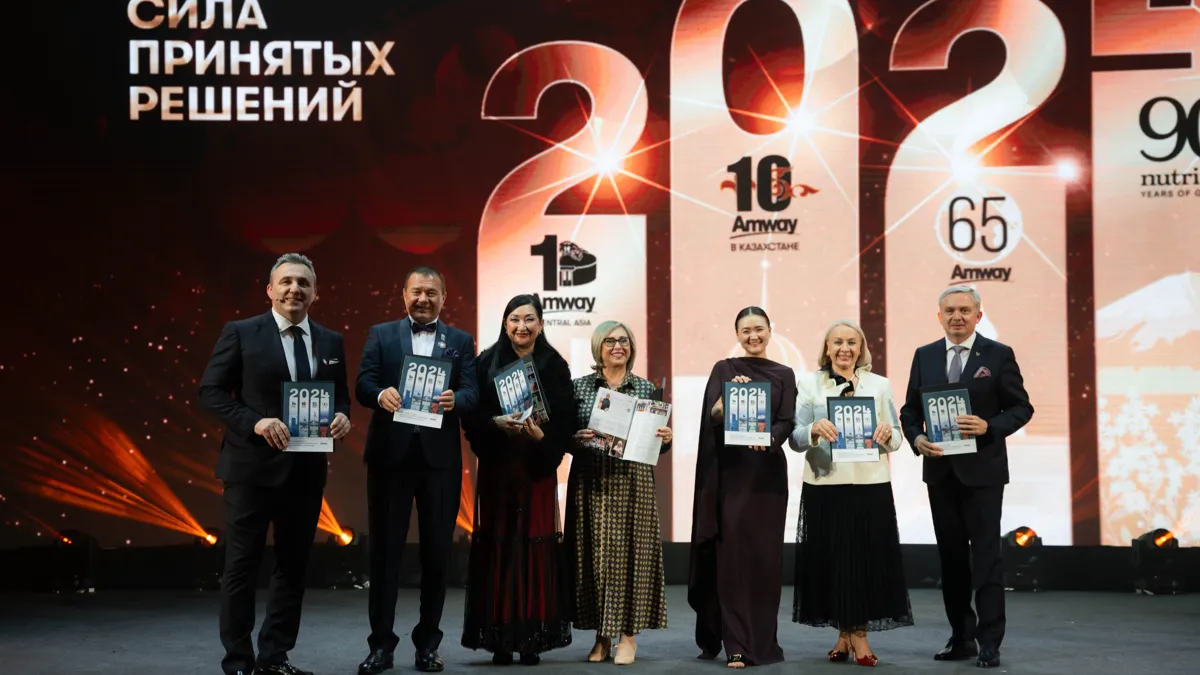 Люди с грамотами в руках
