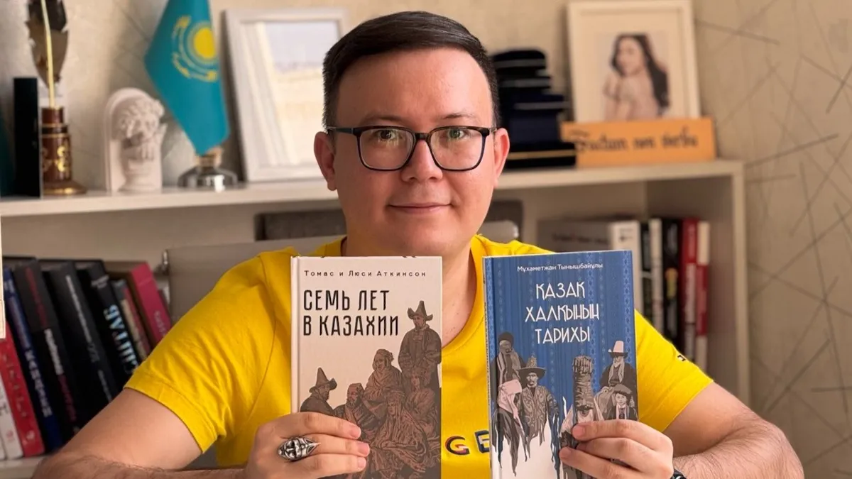 Бахытжан Бухарбай с книгами издательства AmalBooks