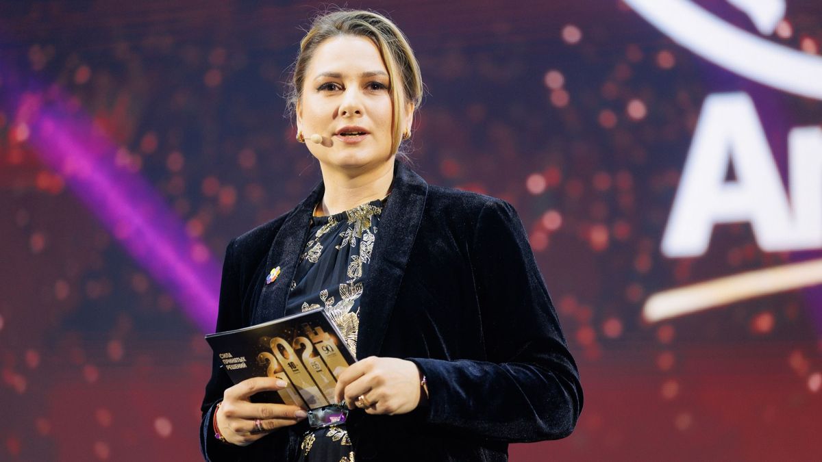 Екатерина Полторацкая с журналом в руках