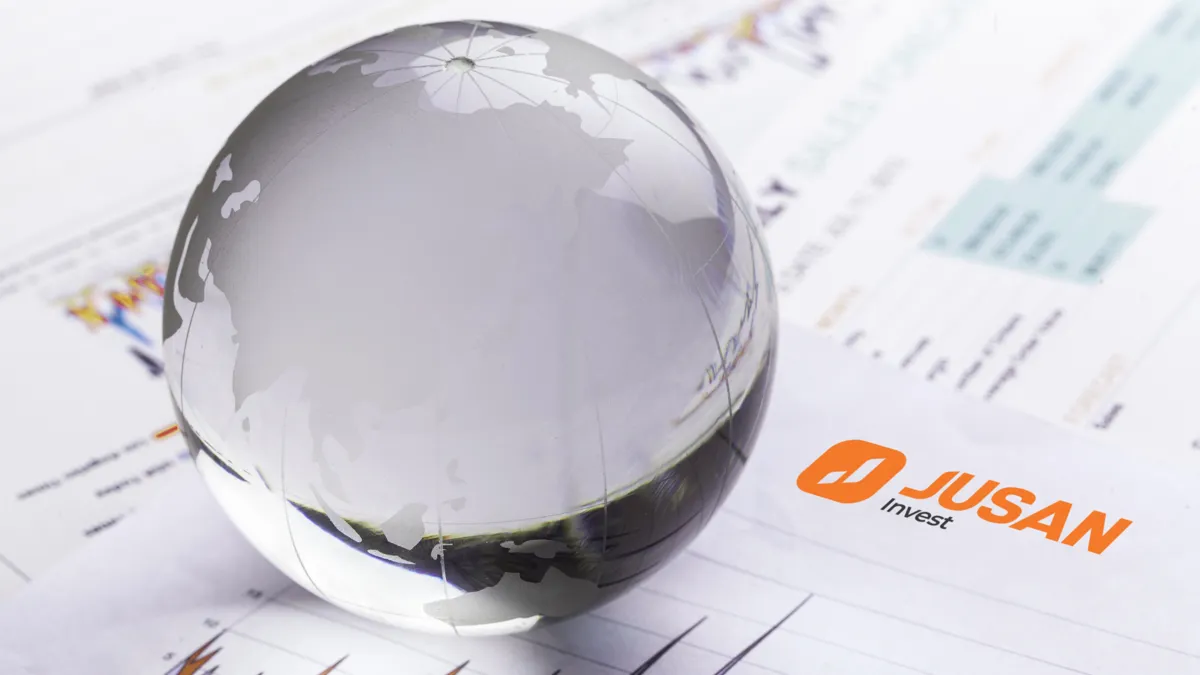 Стеклянный шар на блокноте, Jusan Invest