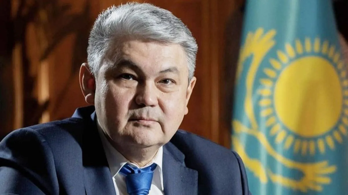 Ермек Кошербаев Ермек Кошербаев, портрет на фоне флага Казахстана