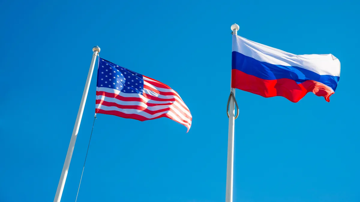Флаг США и флаг России на фоне голубого неба